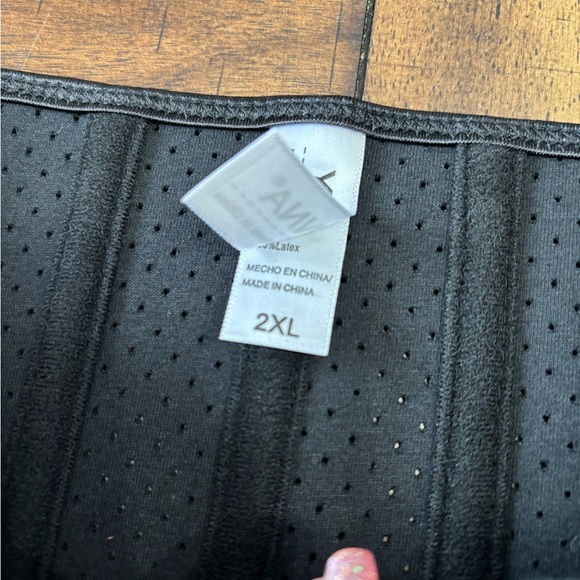 Elegant Black Waist Shaper - Picture 3 of 5